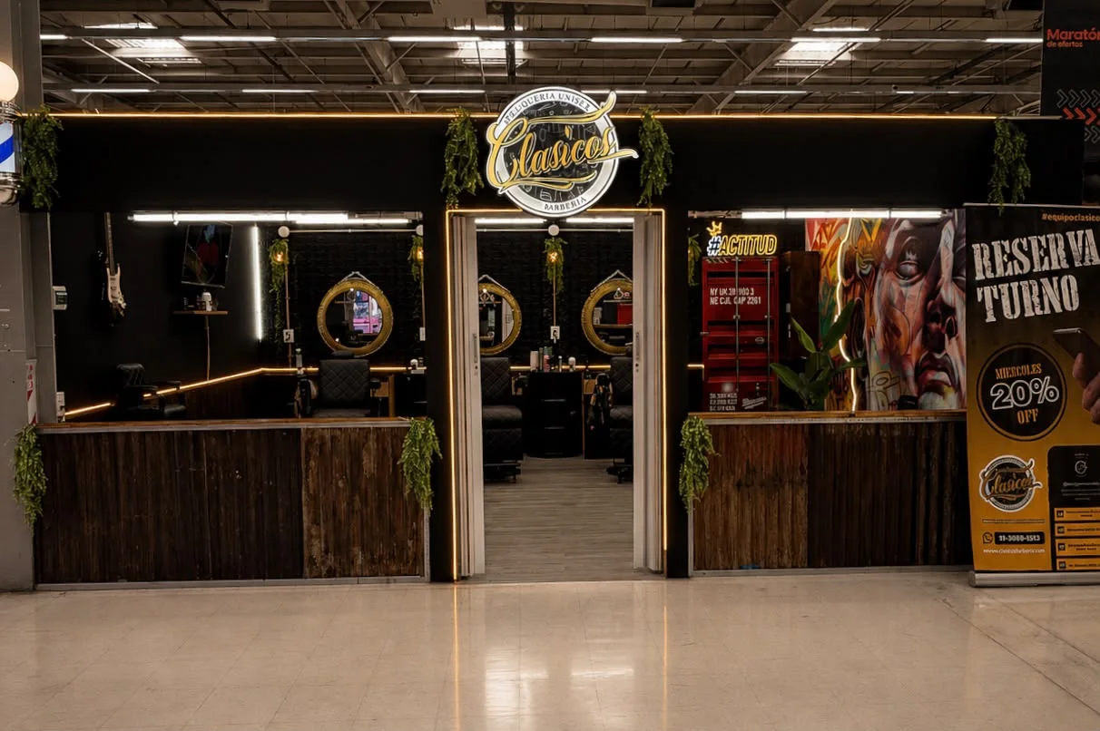 Frente de barbería Clásicos con revestimiento de madera y acceso desde una galería